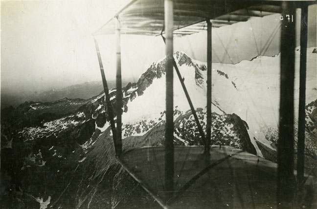 Fotografia aerea scattata da un idrovolante italiano della cima dell’Adamello [AF MSIGR 9/132]